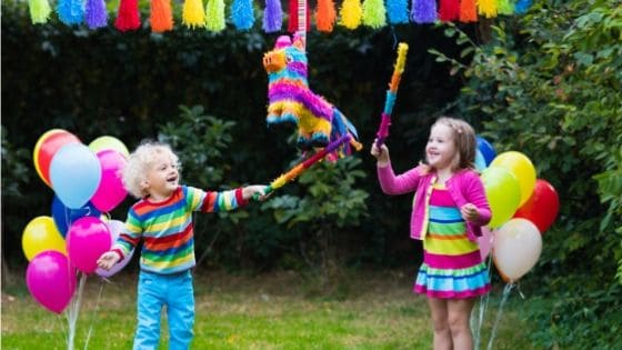kids-hitting-pinata