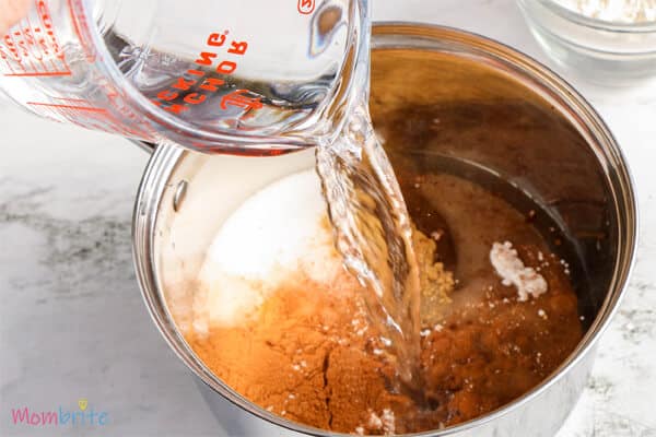 add water in the mixture of gingerbread into the medium saucepan