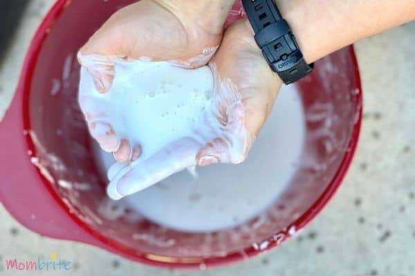 How-to-Make-Oobleck-Recipe-Playing-3