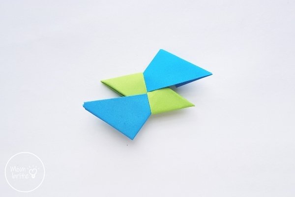 https://www.mombrite.com/wp-content/uploads/2021/05/Origami-Ninja-Star-Step-14.jpg